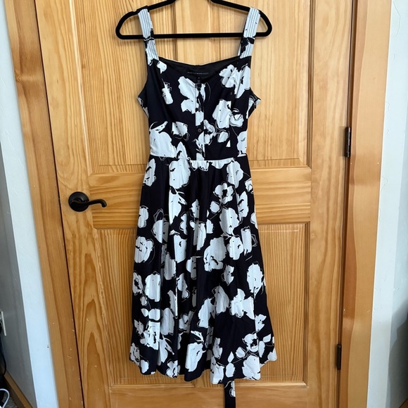WHITE HOUSE BLACK MARKET Black and White Floral Fit and Flare Dress - Picture 4 of 9